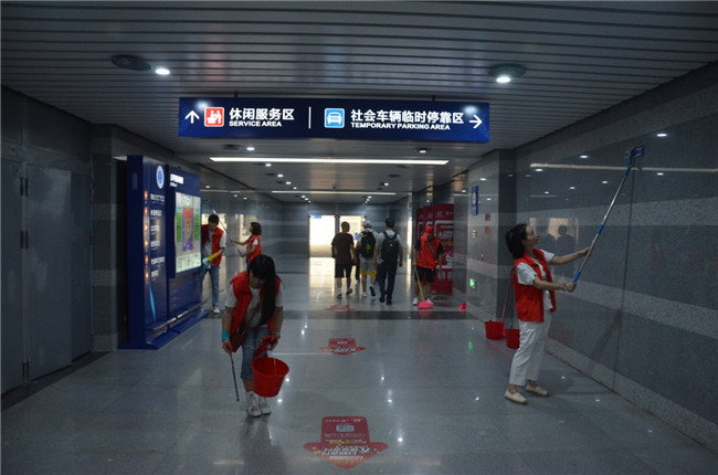 城投集團開展“創(chuàng)衛(wèi)迎暗訪、全城大掃除”主題志愿活動