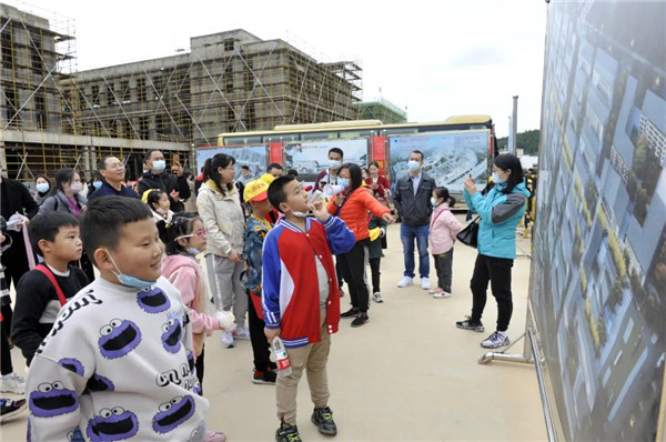 “千人市民觀察團”走進城投集團龍山湖公園、陶瓷產(chǎn)業(yè)加速基地等項目