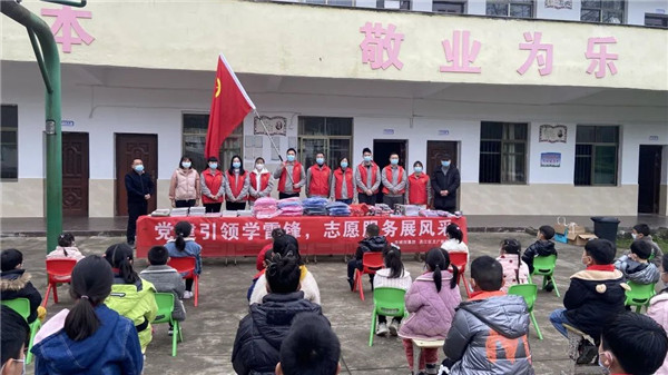 市城投集團(tuán)開(kāi)展“黨建引領(lǐng)學(xué)雷鋒，志愿服務(wù)展風(fēng)采”送溫暖活動(dòng)